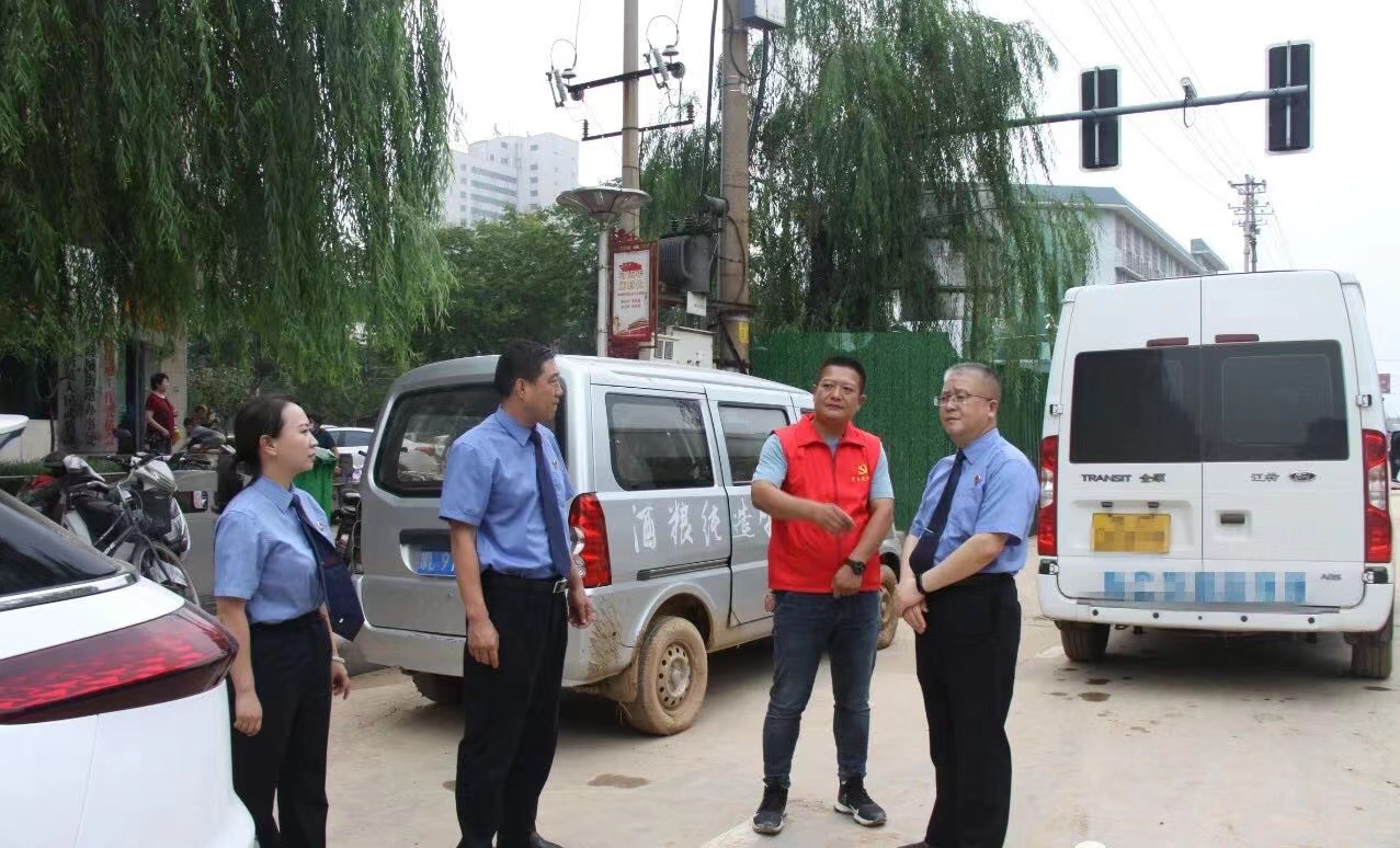 偃师检察院领导带队走访慰问救灾一线工作人员